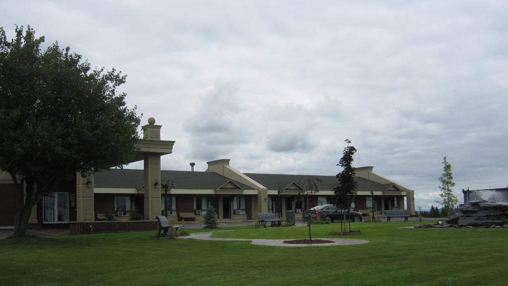 Hotel Motel Le Quiet Lac-Megantic Exterior photo